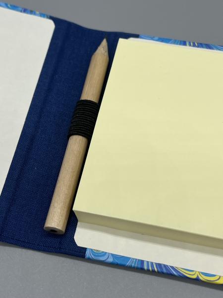 Haftnotizblock mit Stift Marmor blau – Innenansicht mit Haftnotizblock (100 Blatt gelb) und Mini-Bleistift in Stiftschlaufe