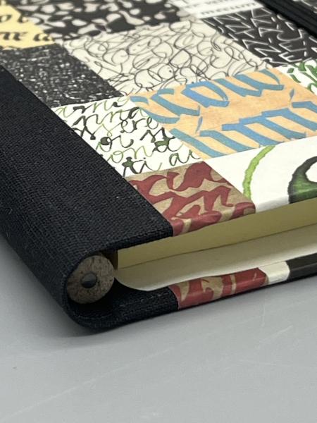 Haftnotizblock mit Stift Kalligrafie – Detailansicht Bezugspapier Kalligrafie mit Schriftmuster-Mosaik