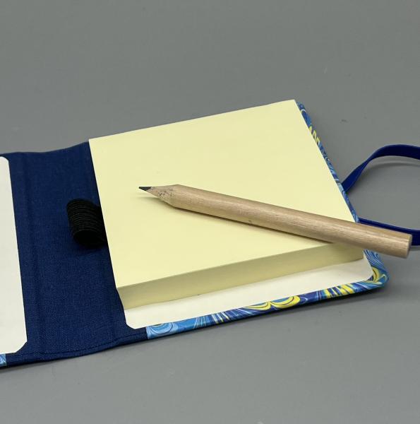 Haftnotizblock mit Stift Marmor blau – Innenansicht mit Block (100 Blatt gelb) und Mini-Bleistift in Stiftschlaufe