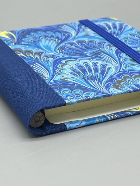 Haftnotizblock mit Stift Marmor blau –Seitenansicht mit Haftnotizblock (100 Blatt gelb), Stift, Gummiband