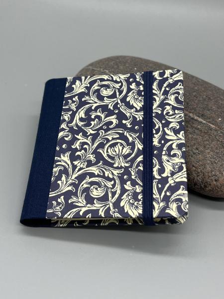 Haftnotizblock mit Stift Wirbel blau – Vorderdeckel mit echtem Carta-Varese-Papier, Wirbel- und Rankenmuster in Blau, dunkelblauer Leinenrücken und Gummiband