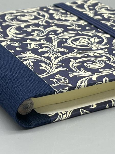 Detailansicht blauer Leinenrücken - Füllhöhe mit Stift - Haftnotizblock Ranken blau