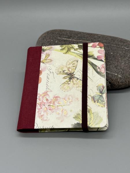 Haftnotizblock mit Stift Renouveau – Vorderdeckel mit Blüten- und Schmetterlingsmotiv und Goldpulverdruck von Kartos, Gummiband
