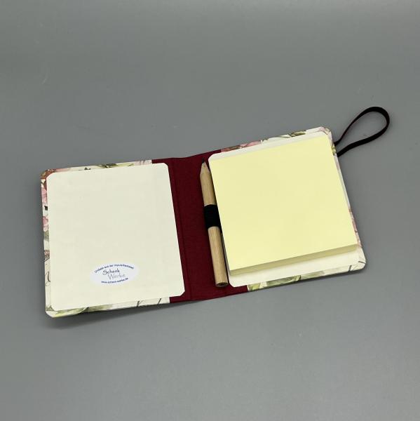 Haftnotizblock mit Stift Renouveau – Innenansicht mit Haftnotizblock 7,5×7,5 cm und eingestecktem Mini-Bleistift