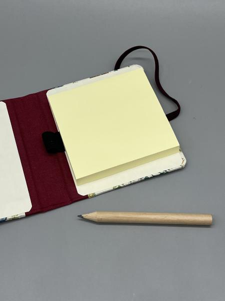 Haftnotizblock mit Stift Sommerblumen – geöffnete Hülle mit Block und Mini-Bleistift