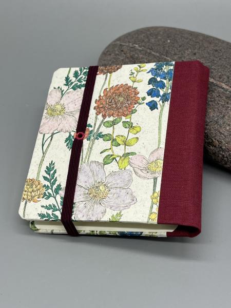 Haftnotizblock mit Stift Sommerblumen – Rückseite mit weinrotem Buchbinderleinen und Gummiband mit Metall-Eyelet