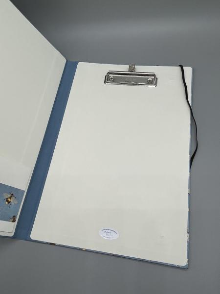 Buchbinderei Mappe Klemmbrett rot Innenseite Klemmvorrichtung Gummiband