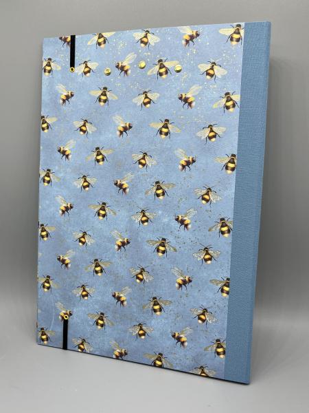 Buchbinderei Mappe Klemmbrett Quadrate Schriftarten Mosaik rot Rückseite