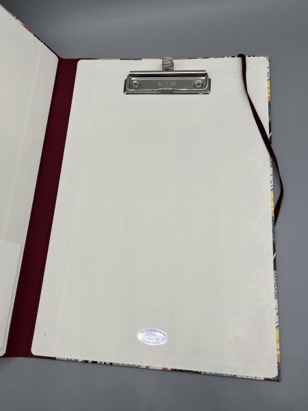 Buchbinderei Mappe Klemmbrett rot Innenseite Klemmvorrichtung Gummiband