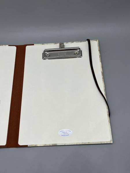 Klemmmappe Stifthalter Innenseite braun weiß Gummiband