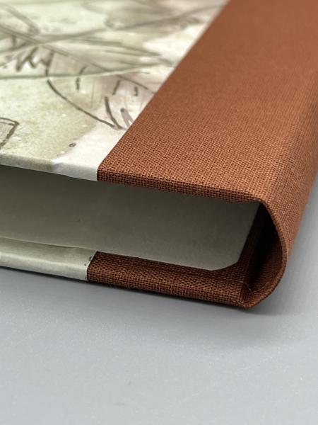 Mappe braun Detail Leinenrücken Füllhöhe