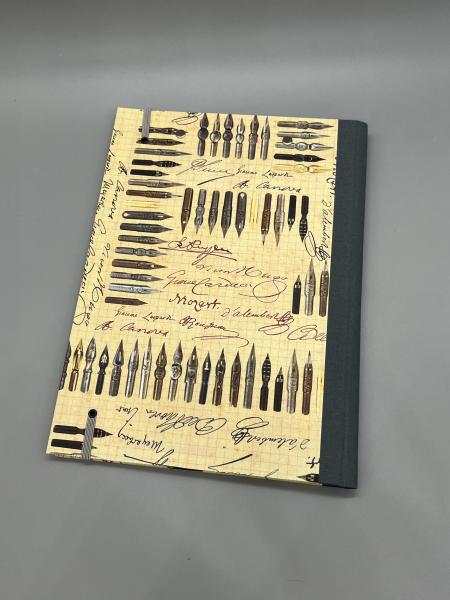 Klemm-Mappe A5 Signatur – Rückdeckel mit Tuschfedern-Motiv