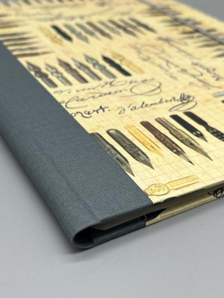 Klemme Mappe A5  Tuschfedern Unterschriften beige grau weiß Bindung Leinen Füllhöhe