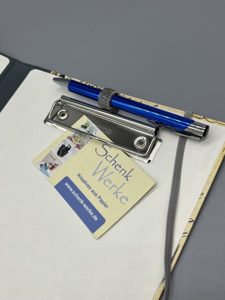 Mappe A5 Detail Klemmmechanik Stifthalter Gummiband grau