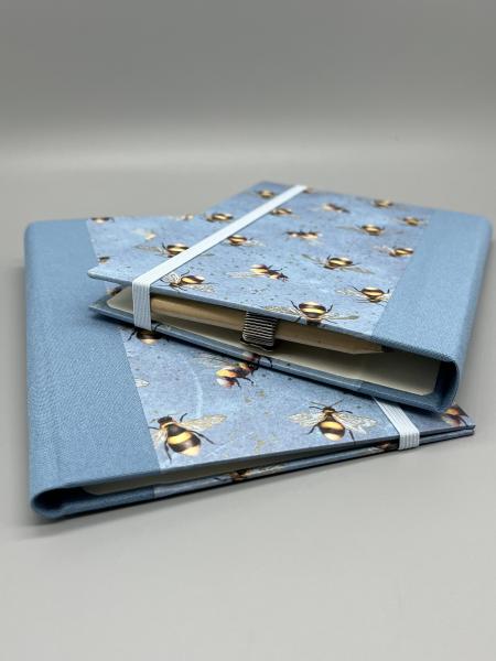 Mappe blau Bienenmotiv Stifthalter geschlossen