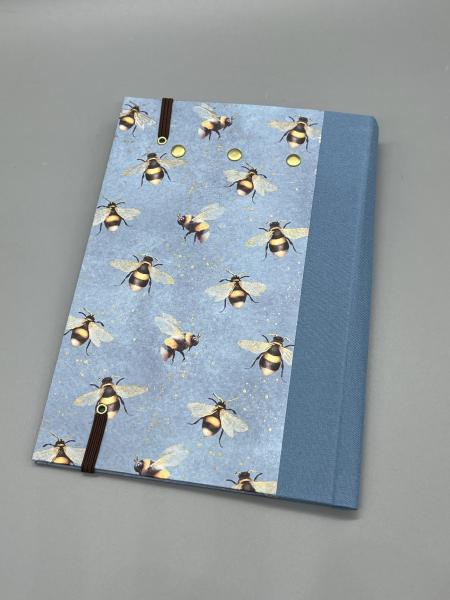 Rückseite der handgebundenen Klemm-Mappe A6 Bienen – Bienenmotiv auf Blau, hellblauer Leinenrücken