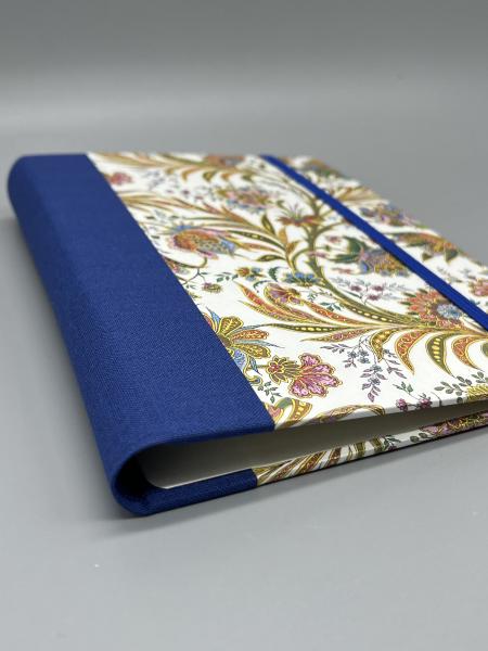 Mappe blau Stifthalter geschlossen Buchrücken