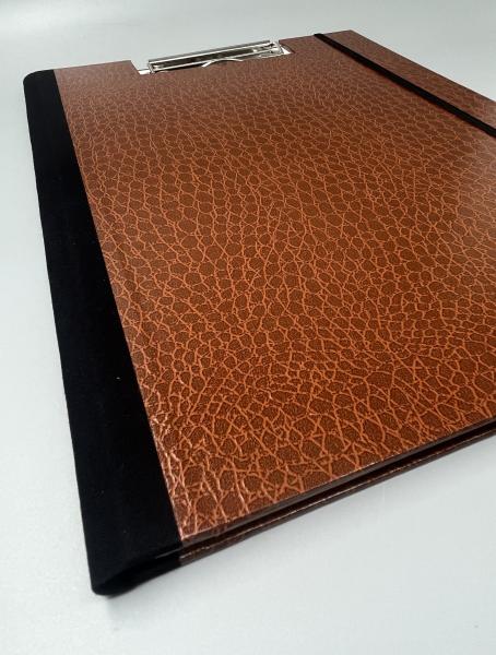 Klemm-Mappe A4 Lederoptik in Braun – Bindung mit schwarzem Buchbinderleinen, Detailansicht der Prägung
