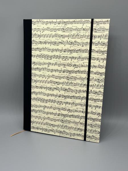 Notizbuch A4 Partitur mit Golddruck-Notenmotiv - geschlossenes Buch von vorne