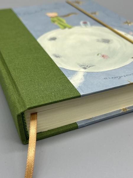 Notizbuch Kleiner Prinz – Detailansicht Bindung, Kapitalbänder, Lesebändchen und grüner Leinenrücken
