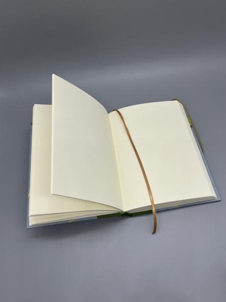 Notizbuch Kleiner Prinz – geöffnetes Buch mit altweißen Seiten und Lesebändchen