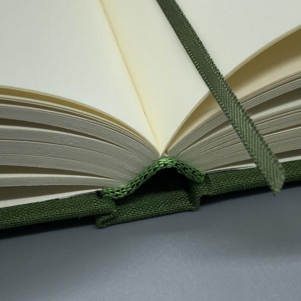 Bindungsdetail des Notizbuches A5 Allegro blanko – Lesebändchen, altweißes Schreibpapier, fadengeheftet