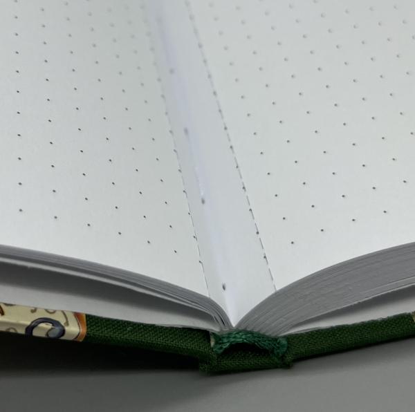 Punktkarierte Innenseiten des Notizbuches A5 Allegro – hochweißes Schreibpapier, fadengeheftet, Mikroperforation