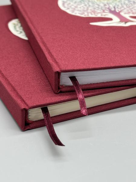 Notizbuch A5 Ganzband Lebensbaum – Variantenansicht mit weinrotem Leinenbezug, Lesebändchen und Kapitalband