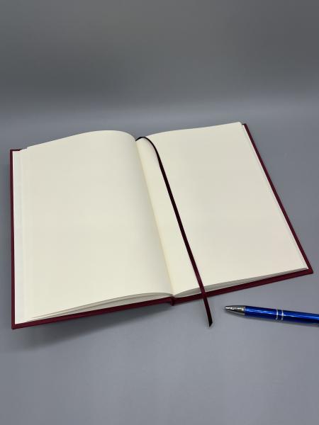 offenes Buch mit Blankoseiten und Lesebändchen