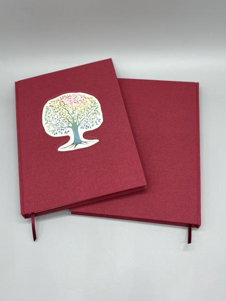 Notizbuch A5 Ganzband Lebensbaum – Rückdeckel mit weinrotem Ganzleinenbezug, vorder- und Rückseite nebeneinander