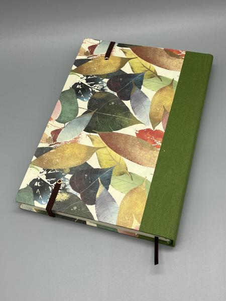 Buch Leinenrücken  Rückseite handgebunden Blätter bunt grün