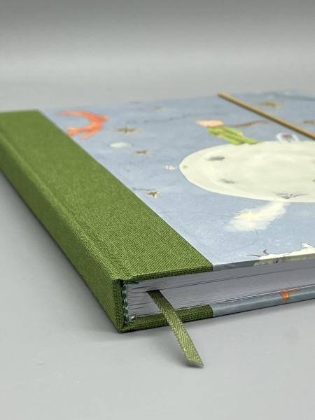 Olivgrüner Leinenrücken und Lesebändchen des Notizbuches A5 Kleiner Prinz punktkariert – fadengeheftet, handgebunden