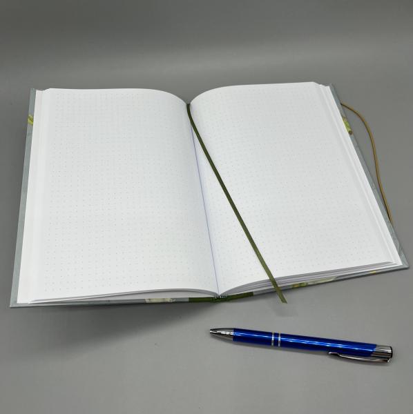 Punktkarierte Innenseiten des Notizbuches A5 Kleiner Prinz –hochweißes Schreibpapier mit Punktraster, Lesebändchen, mit Stift
