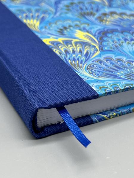 Blauer Leinenrücken und Lesebändchen des Notizbuches A5 Marmor blau punktkariert– fadengeheftet, handgebunden