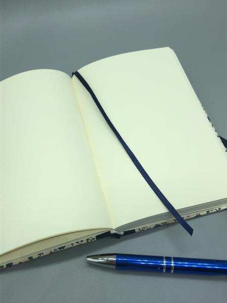 Buch handgebunden innen Seiten weiß Lesebändchen Stift