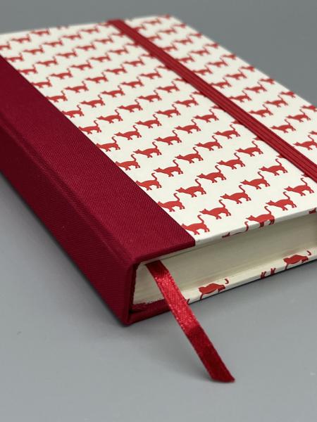 Notizbuch Tagebuch Bindung Lesebändchen Detail rot Katzen