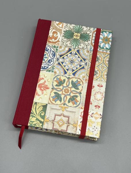 Buch Leinenrücken Gummiband handgebunden Notizen Kacheln rot