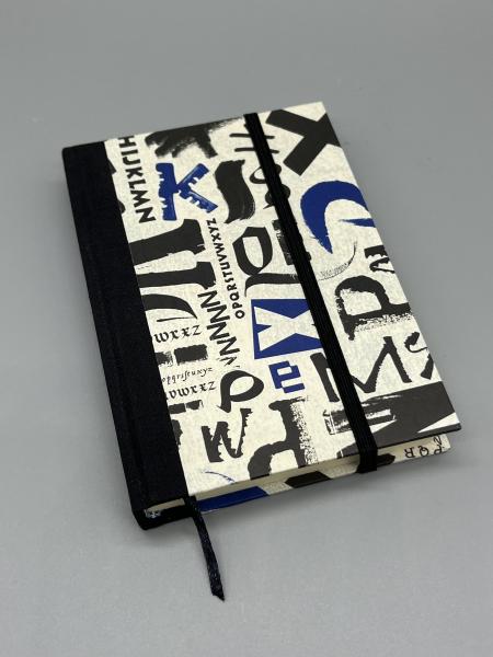 Buch Leinenrücken Gummiband handgebunden Notizen Buchstaben schwarz Front