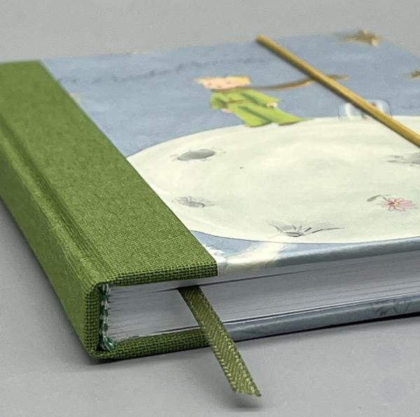 Notizbuch 9×15 cm Kleiner Prinz – Detailansicht grüner Leinenrücken mit Lesebändchen und Kapitalband