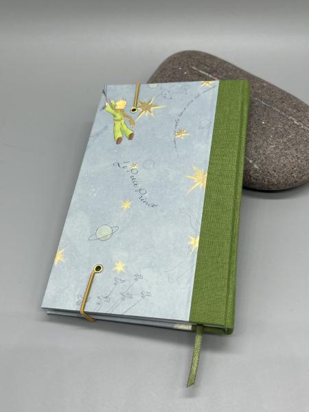 Notizbuch 9×15 cm Kleiner Prinz – Rückendeckel mit Le Petit Prince-Motiv und grünem Leinenrücken, Gesamtansicht