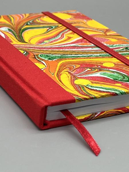 Notizbuch 9×15 cm Marmoriert – Vorderdeckel Variante Rot, selbst marmorierter Einband mit Swirl-Muster