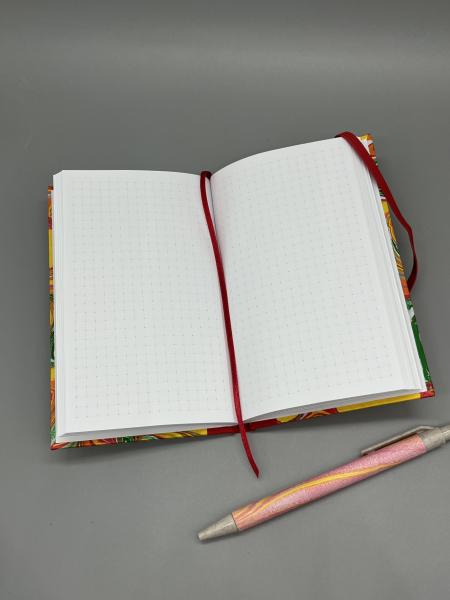 Notizbuch 9×15 cm Marmoriert Variante Rot – offenes Buch, Seiten mit Lesebändchen und Kapitalband