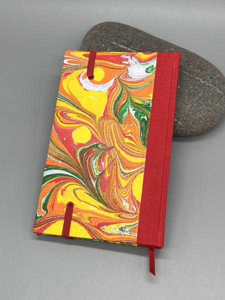 Notizbuch 9×15 cm Marmoriert – Rückendeckel Variante Rot, selbst marmorierter Einband mit Swirl-Muster