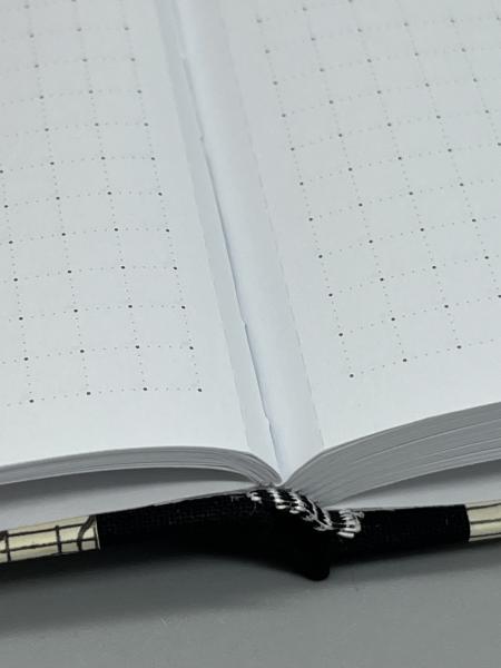 Notizbuch 9×15 cm Partitur – Detailansicht hochweiße Seiten mit 5mm-Punktraster und Mikroperforation