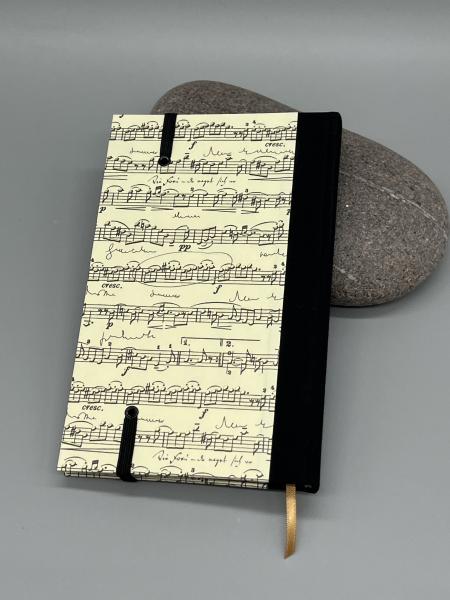 Notizbuch 9×15 cm Partitur – Rückendeckel mit Notenmotiv und schwarzem Leinenrücken, Gesamtansicht