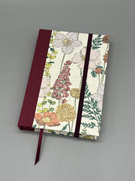 Buch Leinenrücken Gummiband handgebunden Notizen Blumen bunt rot