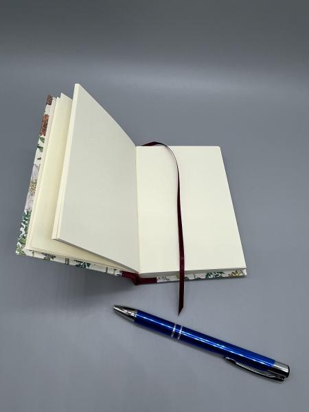 Buch Seiten Gummiband Lesebändchen Stift weiß