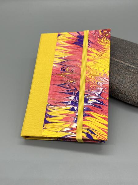 Immerwährender Taschenkalender Marmoriert – Vorderdeckel Variante Gelb mit Kammzug-Marmormuster, farblich passender Leinenrücken und Gummiband