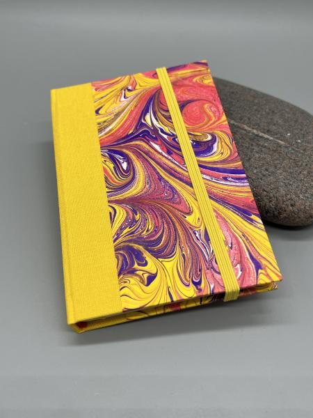 Immerwährender Taschenkalender Marmoriert – Vorderdeckel Variante Gelb mit Swirl-Marmormuster, alternative Musteransicht