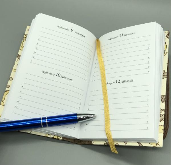 Buch Notizen Lesebändchen Stift schreiben Datum Tage